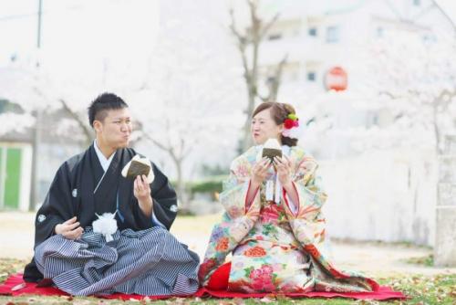 大きなおにぎりと一緒に前撮りロケーション｜滋賀前撮り人気店ブルースター