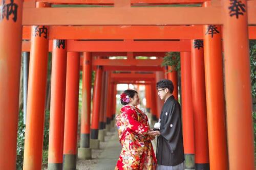 沢山の鳥居と一緒に前撮りロケ