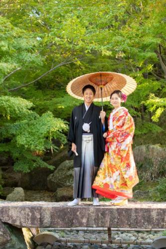 緑が綺麗な日本庭園をバックに和装前撮り｜滋賀前撮り人気店ブルースター