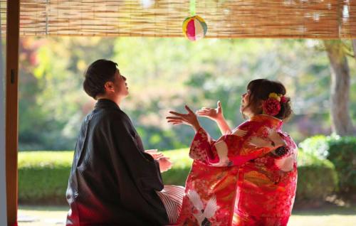日本庭園の和室にて紙風船と和装前撮り｜滋賀前撮り人気店ブルースター