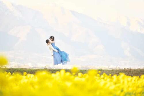 菜の花畑にてウェディングフォト滋賀ブルースター