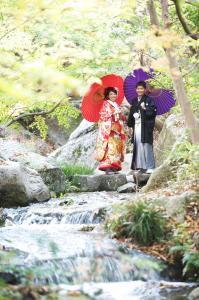 川のせせらぎと共に前撮りロケ｜滋賀前撮り人気店ブルースター