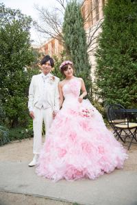 人気のピンクドレスで結婚式　　.